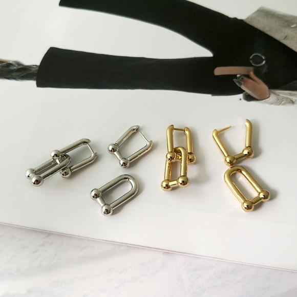 Thick Link U Shape Geometric Earrings - Picture 8 of 8